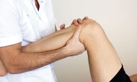 o médico examina o joelho para artrose