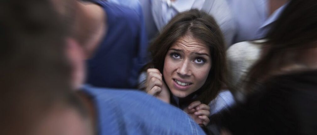 A condição alarmante de uma mulher pode ser causada por osteocondrose cervical