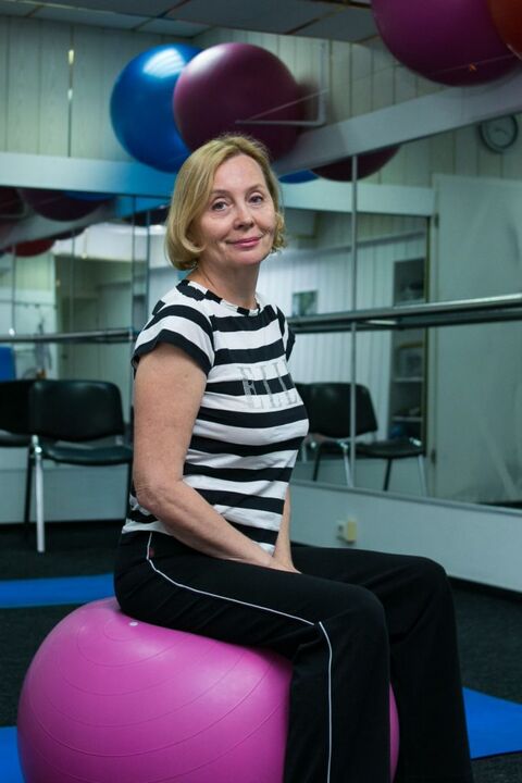 Mulher com osteocondrose torácica após terapia com exercícios