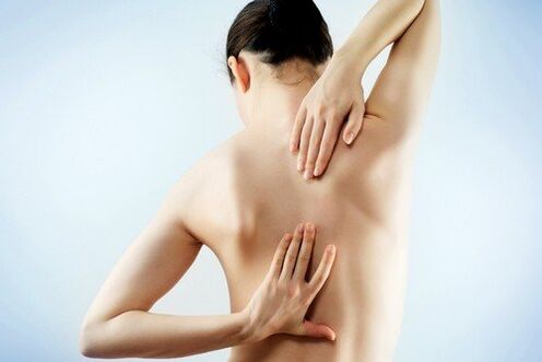 dor nas costas devido à osteocondrose torácica